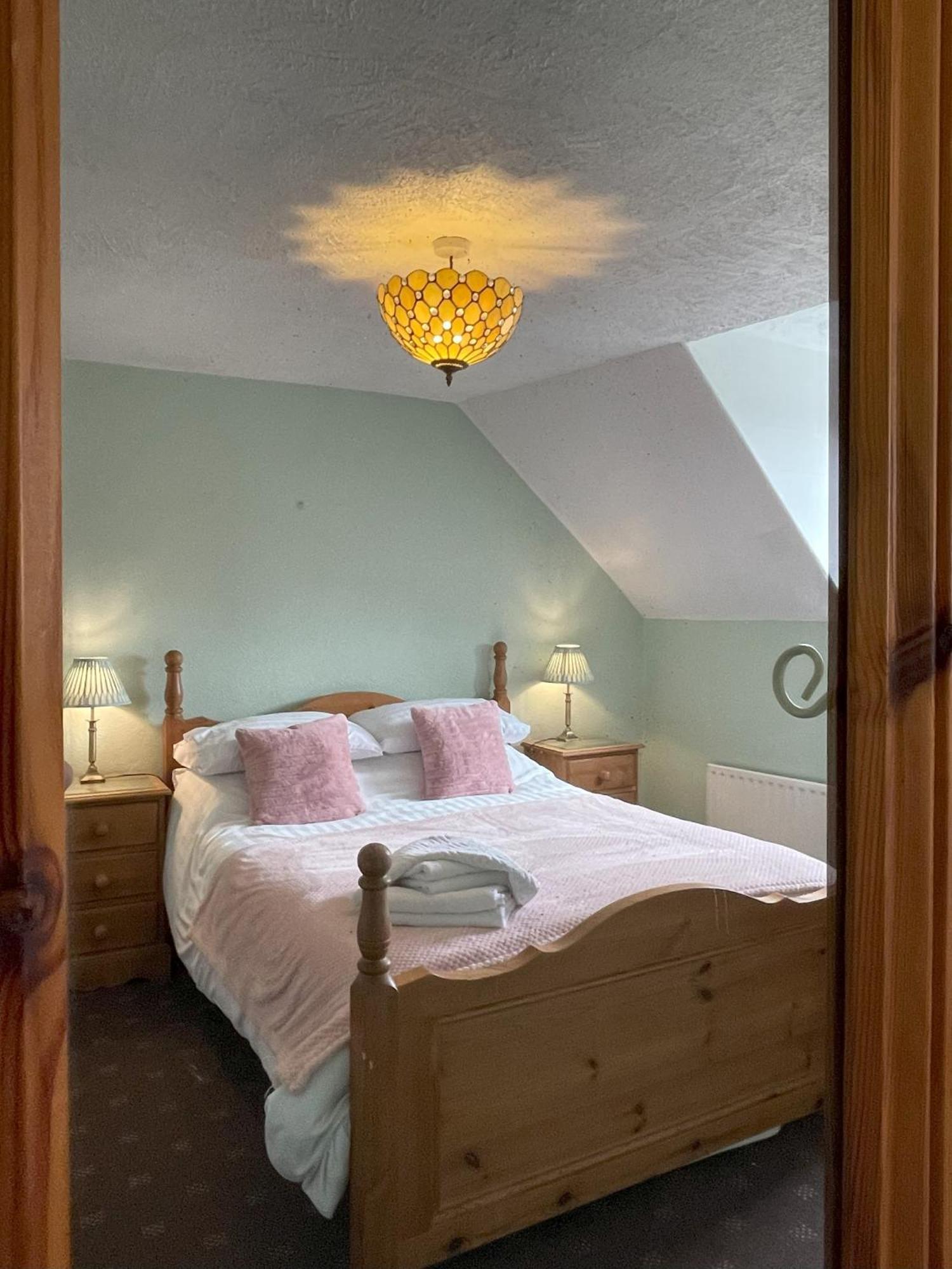 The Captain'S Lodge Room Only Accommodation Whitby Exterior photo