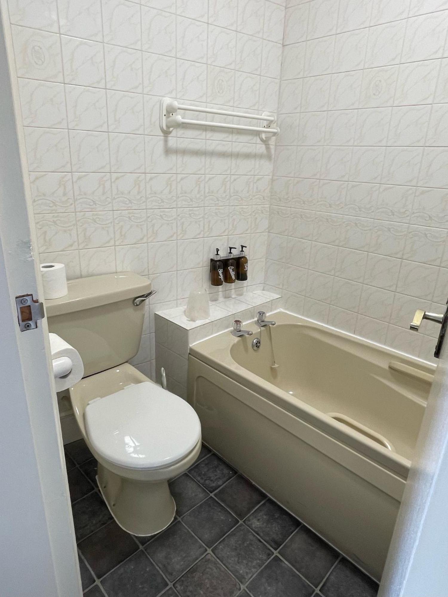 The Captain'S Lodge Room Only Accommodation Whitby Exterior photo