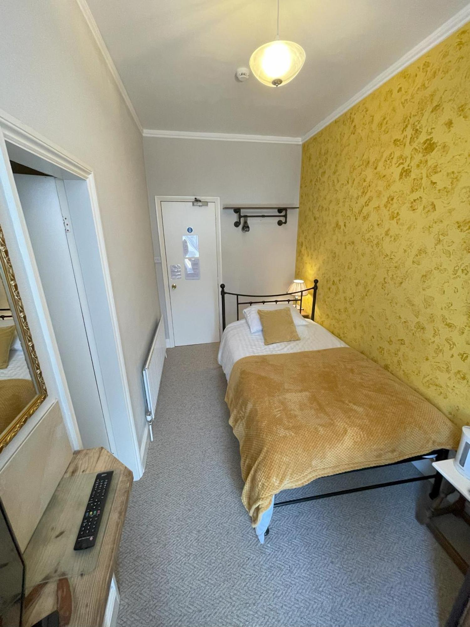 The Captain'S Lodge Room Only Accommodation Whitby Exterior photo